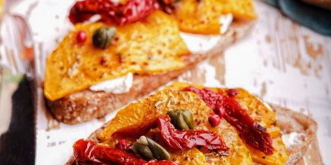 Рецепт брускетт с запеченной тыквой и вялеными томатами