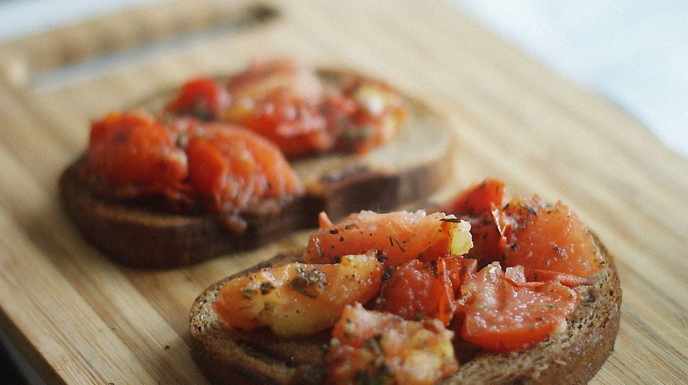 Как приготовить чесночную брускетту с томатами, красным луком и базиликом