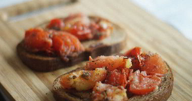Рецепт Чесночной брускетты с томатами, красным луком и базиликом
