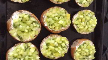 Рецепт Горячих бутербродов с творожным сыром, песто и овощами