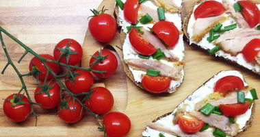 Рецепт Ржаннаи брускетта с печенной в горчично-медовом соусе курицей