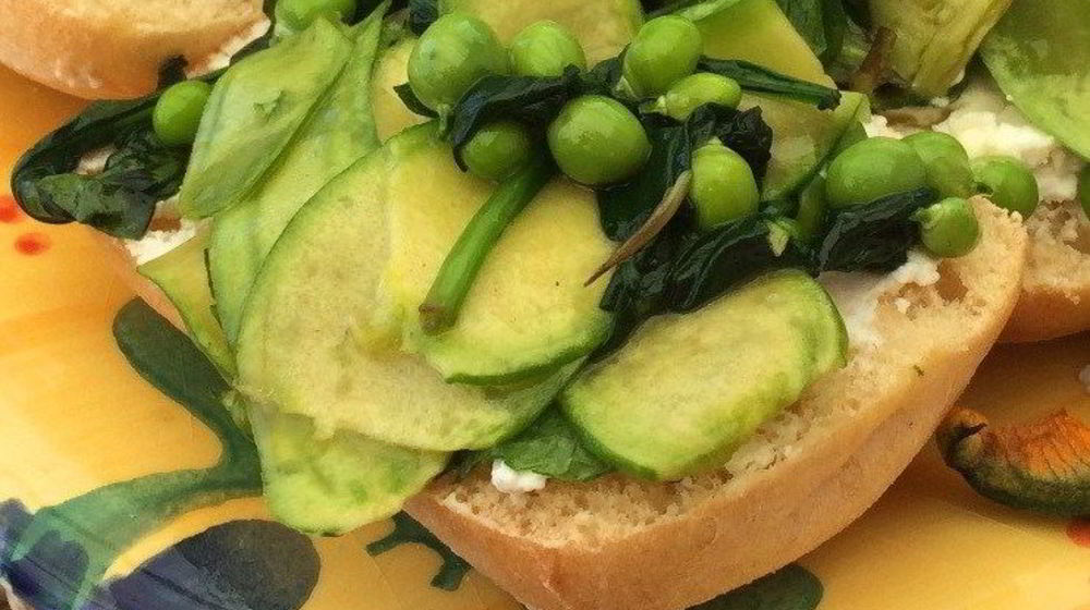 Как приготовить весеннюю брускетту с козьим сыром, зеленым горошком, спаржей и цукини мини