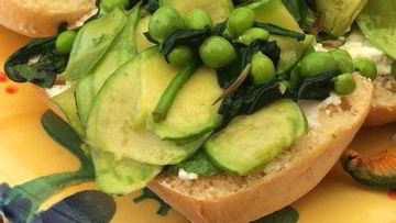 Рецепт Весенней брускетты с козьим сыром, зеленым горошком, спаржей и цукини мини