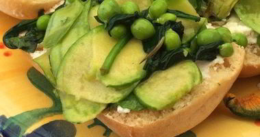 Рецепт Весенней брускетты с козьим сыром, зеленым горошком, спаржей и цукини мини