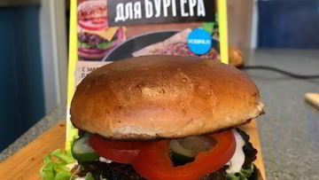 Рецепт Бургера из мраморной говядины с овощами и йогуртовым соусом