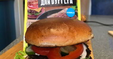 Рецепт Бургера из мраморной говядины с овощами и йогуртовым соусом