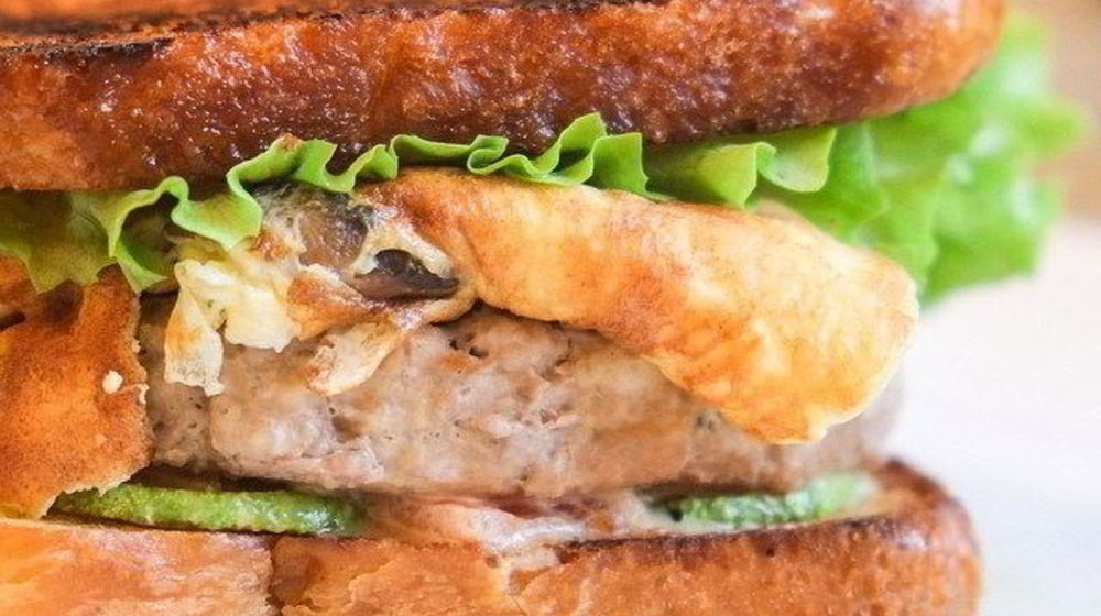 Как приготовить бургер на тостовом хлебе с цукини, омлетом с шампиньоами и заправкой из домашнего майонеза