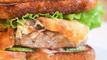 Рецепт Бургера на тостовом хлебе с цукини, омлетом с шампиньоами и заправкой из домашнего майонеза
