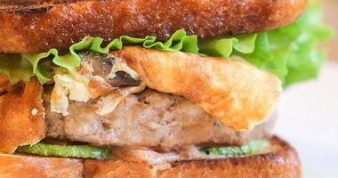 Рецепт Бургера на тостовом хлебе с цукини, омлетом с шампиньоами и заправкой из домашнего майонеза