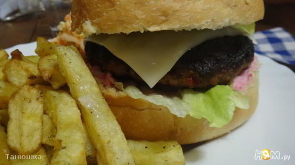 Как приготовить бургер по-кадженски с соусом из хрена и сметаны