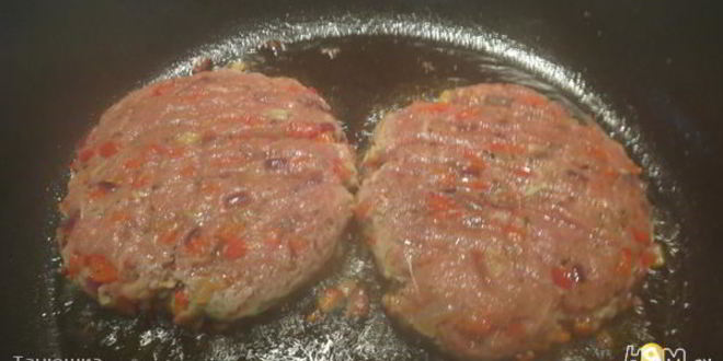 Рецепт бургера по-кадженски с соусом из хрена и сметаны