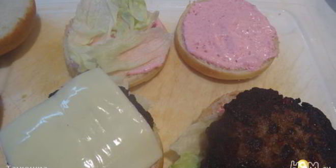 Рецепт бургера по-кадженски с соусом из хрена и сметаны