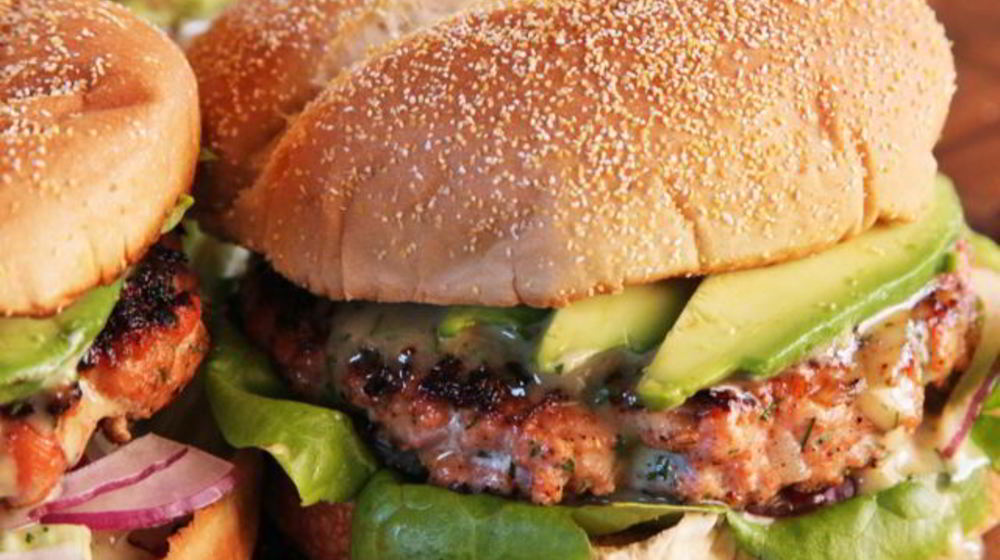 Как приготовить бургер с говядиной и заправкой из натурального йогурта