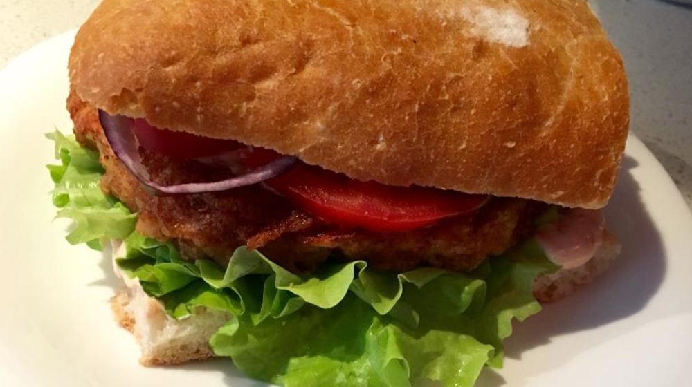 Как приготовить бургер с куриной грудкой и коктейльным соусом