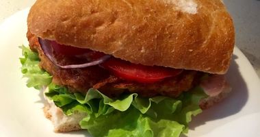 Рецепт Бургера с куриной грудкой и коктейльным соусом