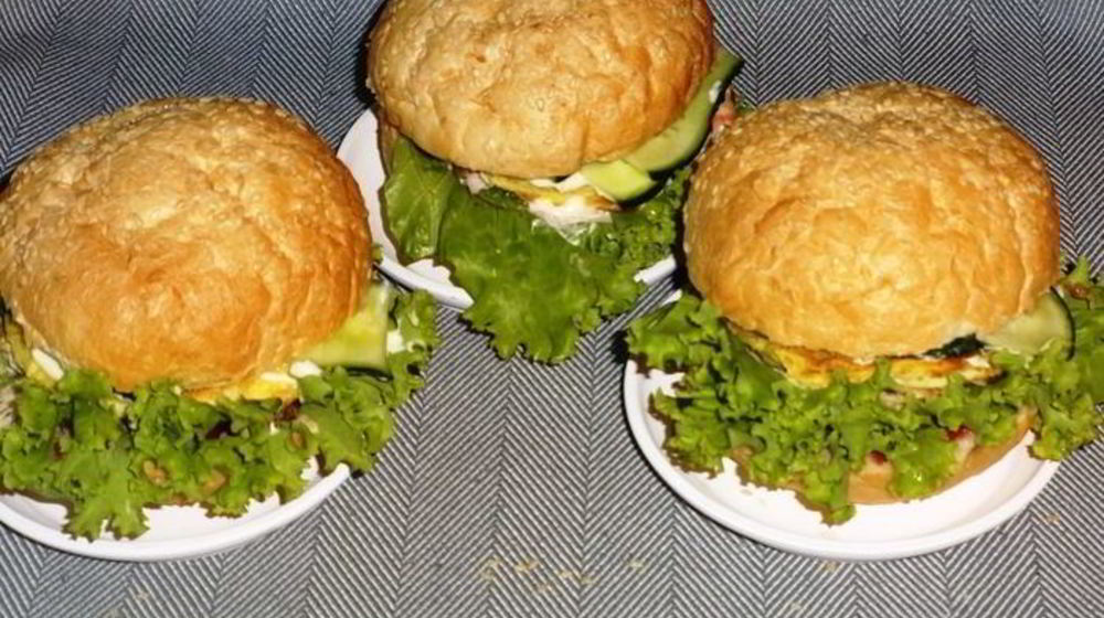 Как приготовить бургер с курицей, омлетом и огурцом