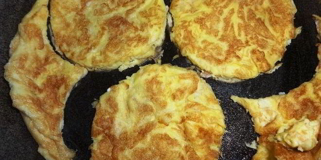 Рецепт бургера с курицей, омлетом и огурцом