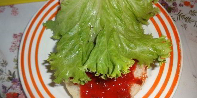 Рецепт бургера с курицей, омлетом и огурцом