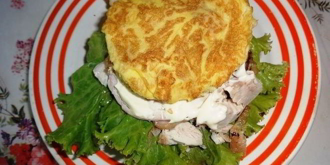 Рецепт бургера с курицей, омлетом и огурцом