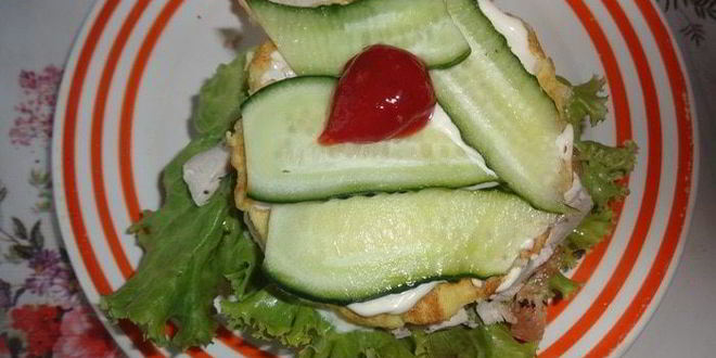 Рецепт бургера с курицей, омлетом и огурцом