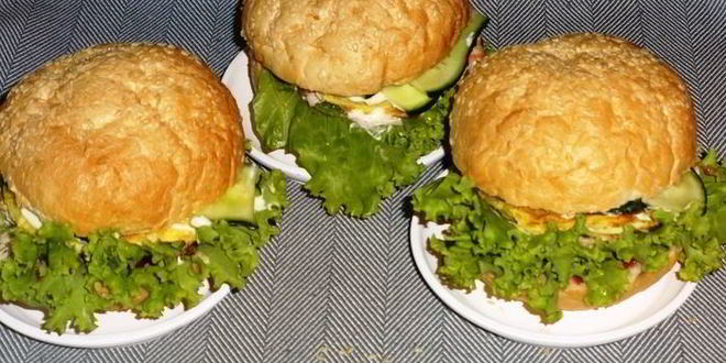 Рецепт бургера с курицей, омлетом и огурцом