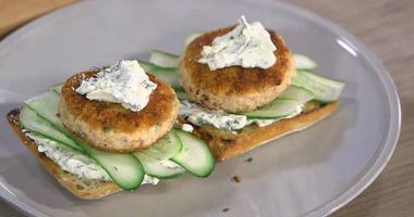 Рецепт Бургеров с семгой и огурцом