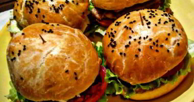 Рецепт Домашних бургеров дон бекон с куриными рублеными котлетами