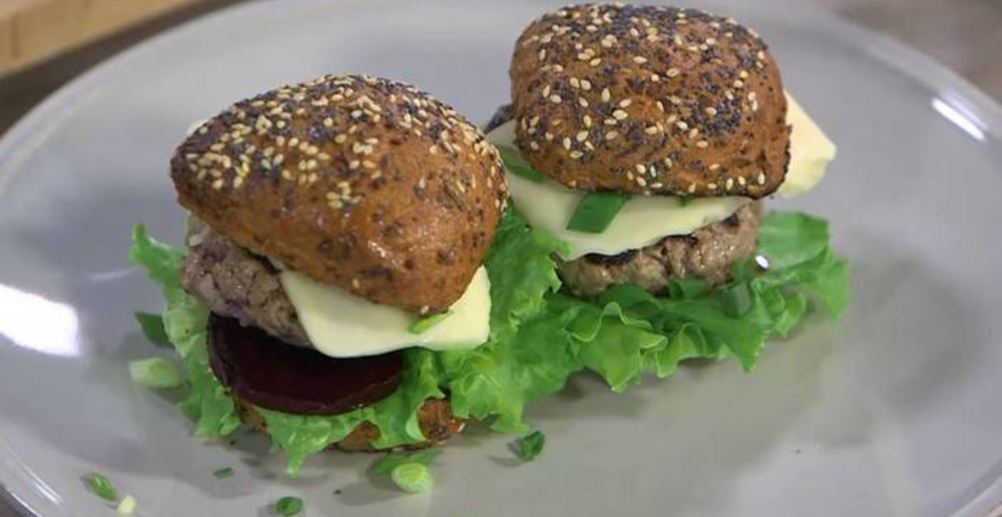 Рецепт гамбургер из говядины с соусом из меда и чили