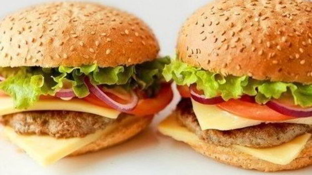 Как приготовить гамбургеры с домашними булочками на дрожжах