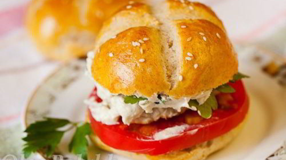 Как приготовить куриный бургер с булочками из трех видов муки