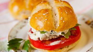 Рецепт Куриного бургера с булочками из трех видов муки