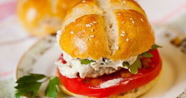 Рецепт Куриного бургера с булочками из трех видов муки