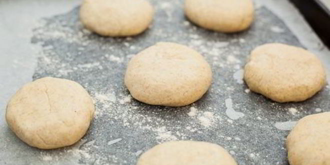 Рецепт куриного бургера с булочками из трех видов муки