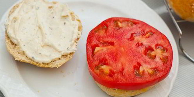 Рецепт куриного бургера с булочками из трех видов муки