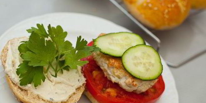 Рецепт куриного бургера с булочками из трех видов муки