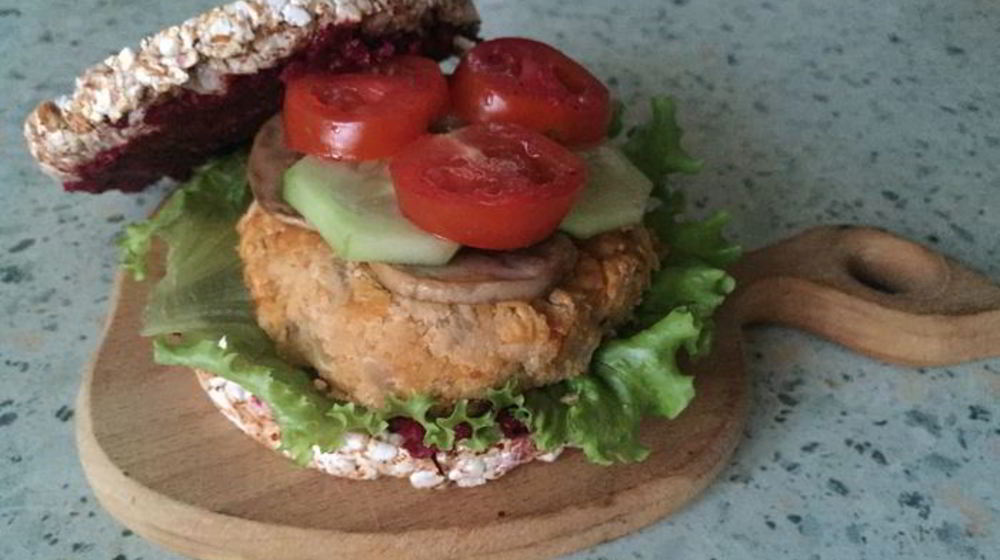 Как приготовить постный бургер с котлетой из нута и свекольным соусом