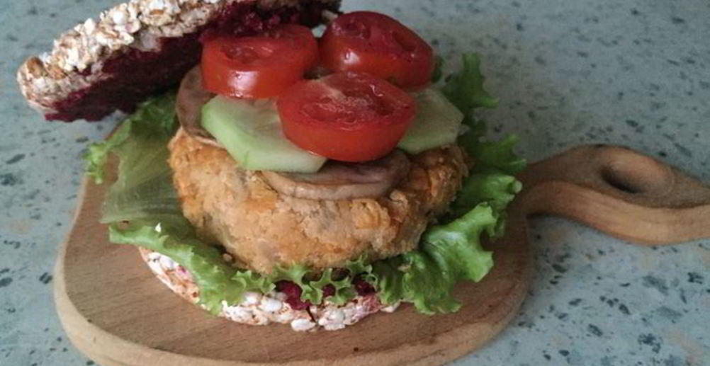 Рецепт бургер с куриной грудкой и коктейльным соусом