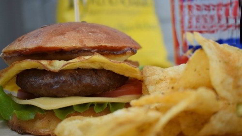 Как приготовить сочный бургер с омлетом