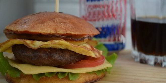 Рецепт сочного бургера с омлетом