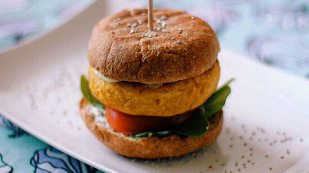 Как приготовить вегетарианский бургер из нута с соусом из йогурта