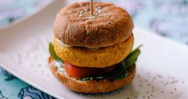 Рецепт Вегетарианского бургера из нута с соусом из йогурта