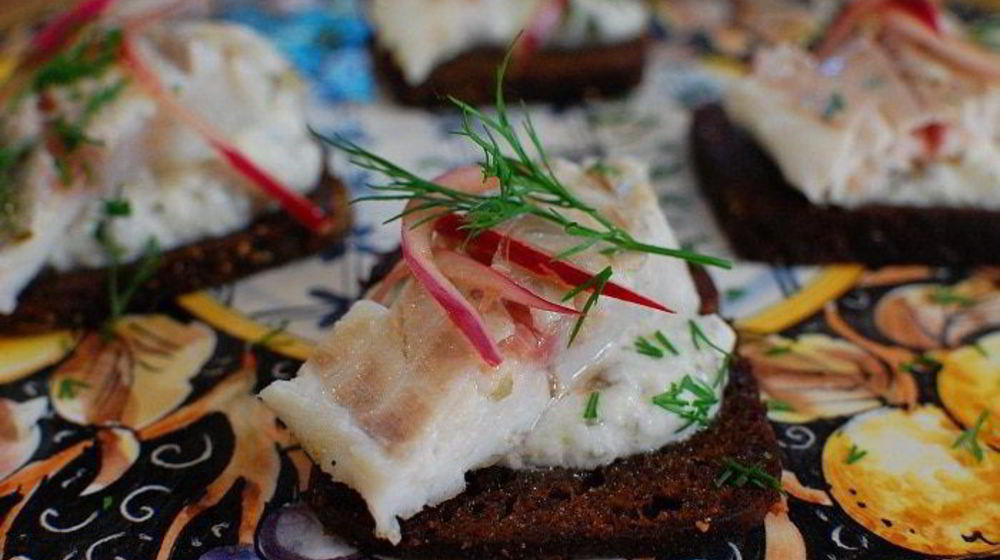 Как приготовить бутерброд с белой рыбой и соусом из йогурта и каперсов