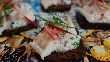 Рецепт Бутерброда с белой рыбой и соусом из йогурта и каперсов