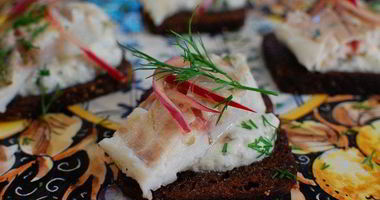 Рецепт Бутерброда с белой рыбой и соусом из йогурта и каперсов