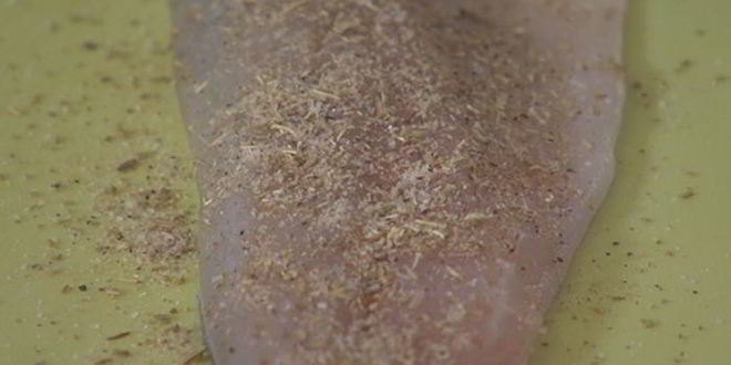 Рецепт бутерброда с белой рыбой и соусом из йогурта и каперсов