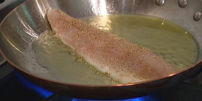 Рецепт бутерброда с белой рыбой и соусом из йогурта и каперсов