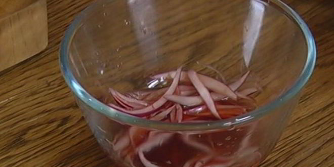 Рецепт бутерброда с белой рыбой и соусом из йогурта и каперсов