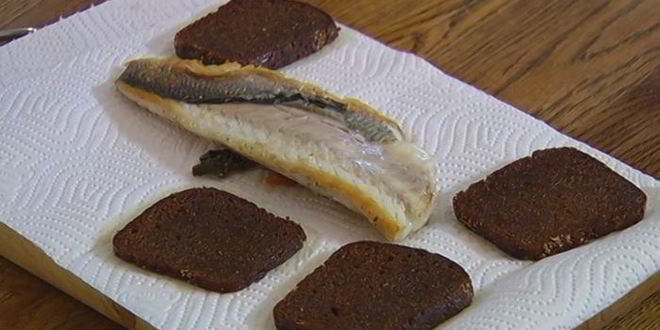 Рецепт бутерброда с белой рыбой и соусом из йогурта и каперсов