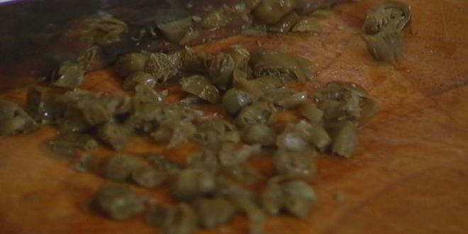 Рецепт бутерброда с белой рыбой и соусом из йогурта и каперсов