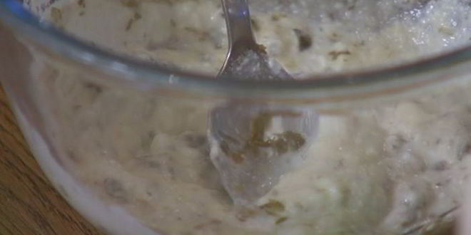 Рецепт бутерброда с белой рыбой и соусом из йогурта и каперсов